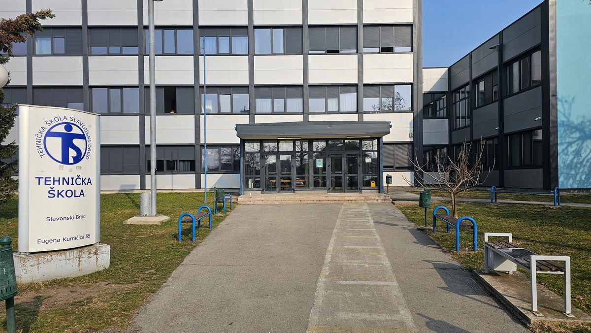 Niste upisani dok škola ne prihvati upisnicu